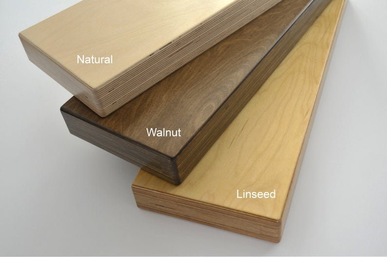 Puede incluir: Tres estantes de madera en diferentes acabados: natural, nogal y lino. Los estantes est&aacute;n hechos de madera contrachapada y tienen una superficie lisa y pulida.