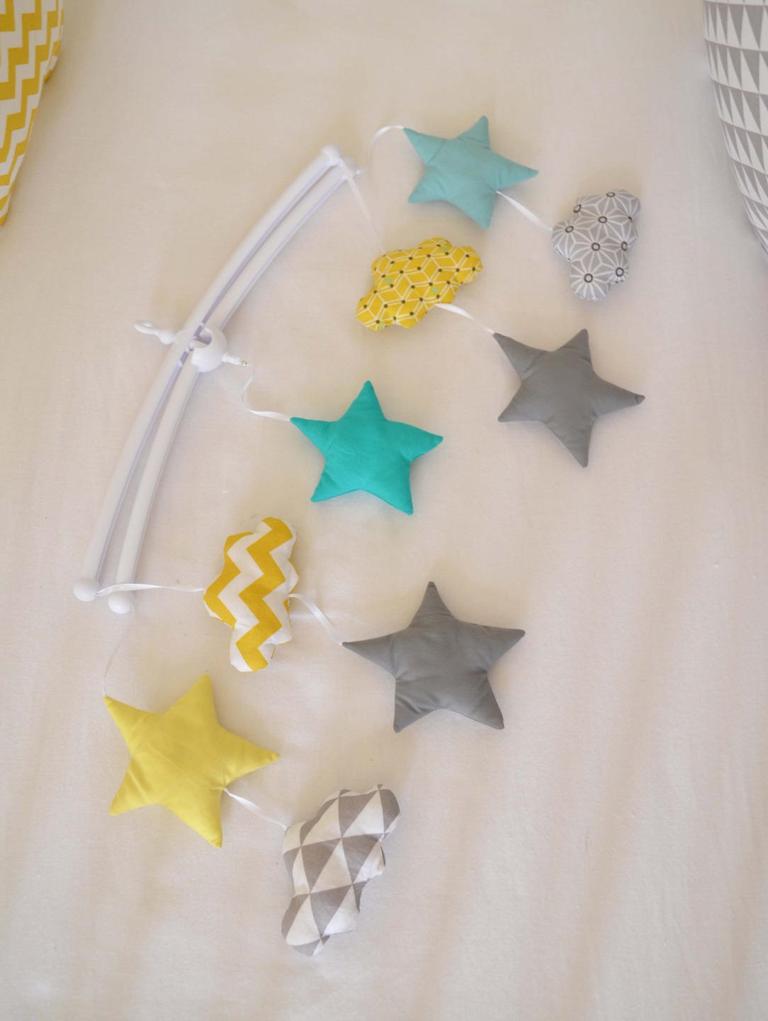 Dispo Maintenant - Mobile Musical Bébé Mentalo Citronnée' Nuages et Étoiles Motifs Graphiques Gris J