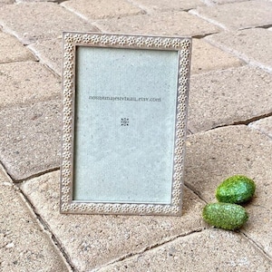Flower Picture Frame, ELSA. Vintage. Holds 4x6" Photo. Champagne Silver. Daisy border. Garden, Meadow Wedding, Baby, Bridal Shower. Summer.