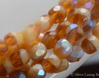 ¡VENTA! Crema de caramelo (50) - Perla de vidrio checa pulida al fuego - 4 mm - Redonda facetada