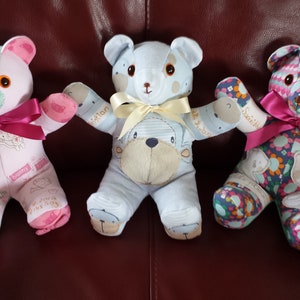Op de afbeelding: Drie handgemaakte teddyberen gemaakt van stofresten. De beren zitten op een rode leren stoel. De beer links is roze met een roze strik, de beer in het midden is blauw met een gele strik en de beer rechts is veelkleurig met een roze strik.