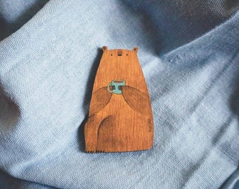 Broche d’ours, broche en bois, ours mignon avec tasse, ours prenant le thé, insigne d’épingle d’ours, broche d’animal, fête de thé, cadeau d’ours, accessoires Kawaii