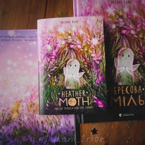Folleto de traducción al inglés de The Heather Moth. Sin imágenes, solo texto