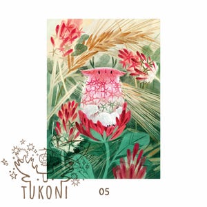 Op de afbeelding: Een grillige illustratie met een roze en wit wezen genesteld in een rode bloem, omringd door weelderig groen en rode bloemen. Het kunstwerk heeft een aquarel stijl met de tekst "TUKONI" en het nummer "05".