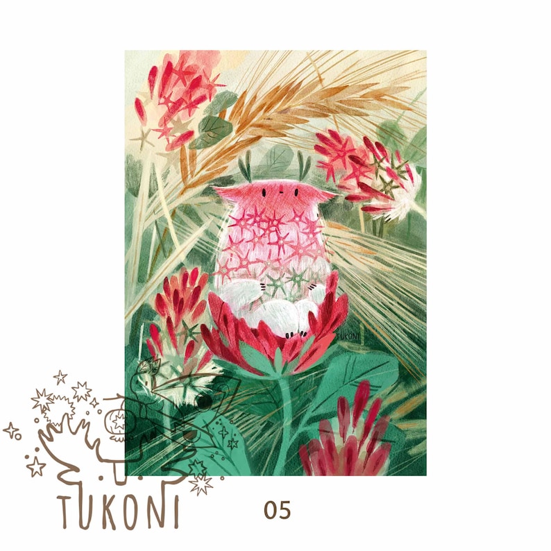 Op de afbeelding: Een grillige illustratie met een roze en wit wezen genesteld in een rode bloem, omringd door weelderig groen en rode bloemen. Het kunstwerk heeft een aquarel stijl met de tekst "TUKONI" en het nummer "05".