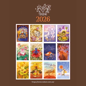 Op de afbeelding: Een kalender voor 2026 met twaalf kleurrijke illustraties. De kalender bevat grillige kunstwerken van dieren, bloemen en hemelse sc&egrave;nes. De bovenkant van de kalender heeft de tekst "TUKONI" en "2026". Het websiteadres staat onderaan.