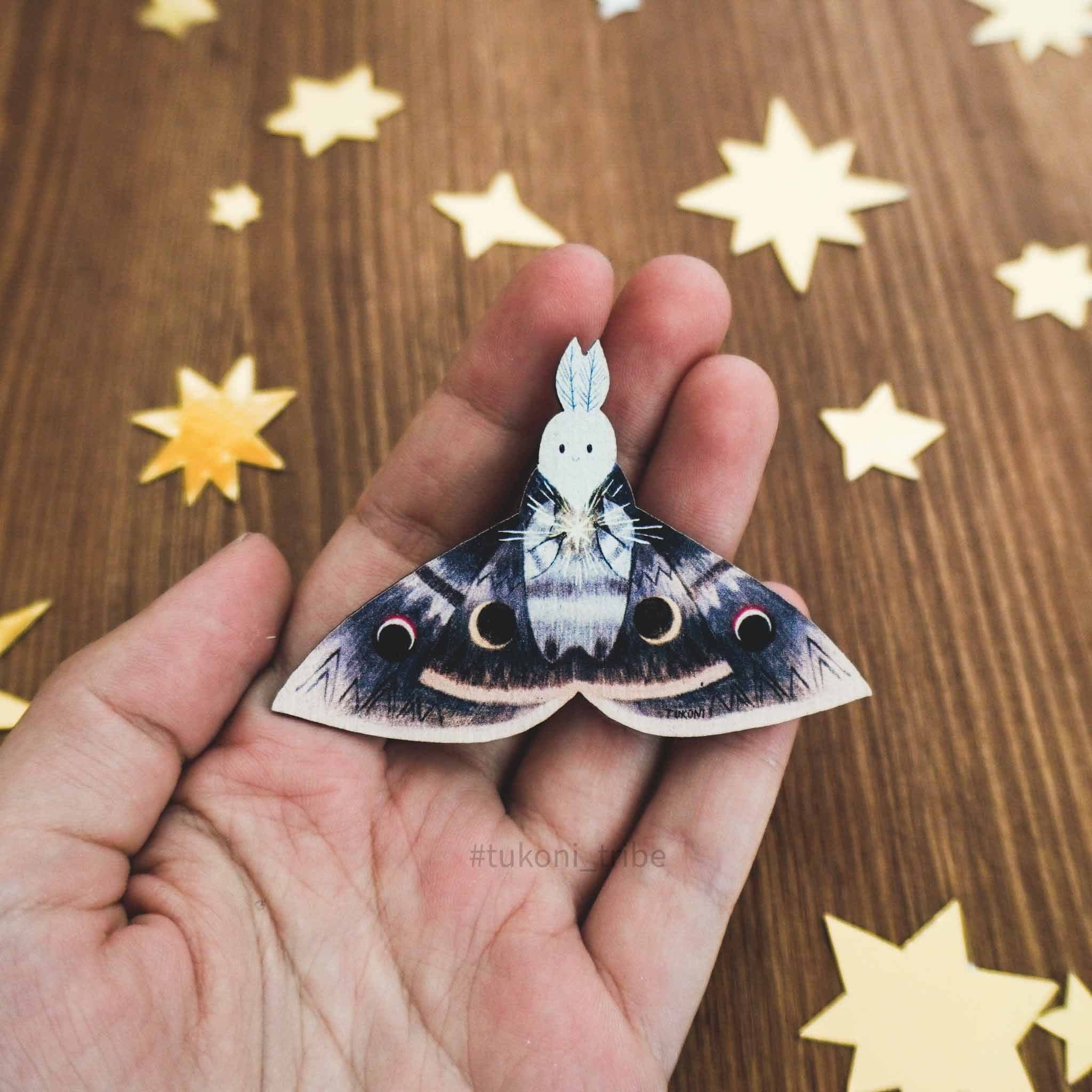 蛾のサトゥルニア・パヴォニア、木製ブローチ、蛾のアート