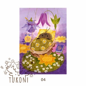 Op de afbeelding: Een grillige illustratie van een stripfiguur in een walnootschaalbed, omringd door bloemen. Het personage is bedekt met een deken met madeliefjespatroon. Paarse en gele bloemen en een klein boek zijn ook aanwezig. Het nummer "04" staat onderaan.