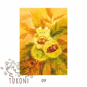 Op de afbeelding: Een illustratie van een stripfiguur die een mand met kastanjes vasthoudt, genesteld in een stekelige groene bolster. De achtergrond toont herfstbladeren in tinten geel en bruin. Het kunstwerk is gesigneerd "Tukoni" met nummer "09".