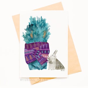 Motte präsentieren Tannenbaum Tukoni ein Schal Postkarte, Grußkarte, Postkarte Illustration, Neujahr Geschenke, süße Postkarte Druck, Baum Geist