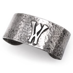 Pulsera de puño de estilo Arts and Crafts antigua en plata de ley martillada con la letra W, 38,13 g