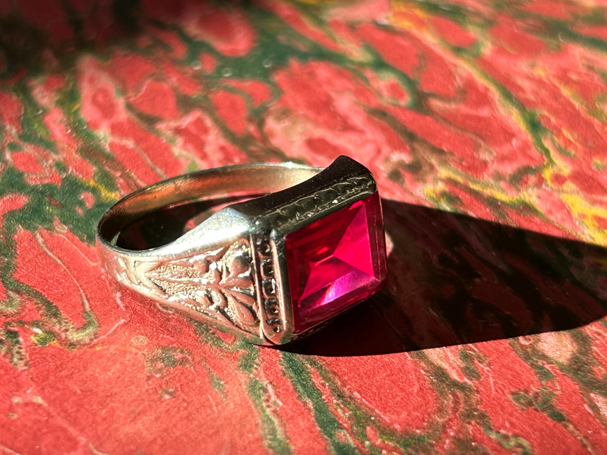 Anello Art Déco con rubino rosso: design a foglia, argento