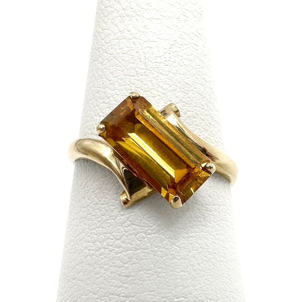 Orange Sapphire Ring - 10k Yellow Gold - Vintage Jewelry - Size 6