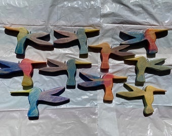 Kolibri; Holzkolibriornament; mehrfarbiger Vogel; Vogelliebhaber Geschenk; Vogel aus Holz; Vogelverzierung; Baumschmuck
