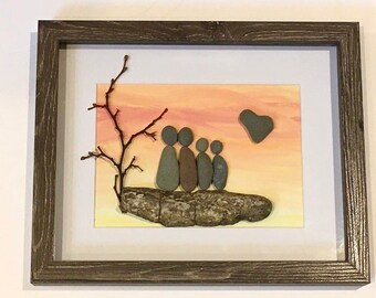 Vierköpfige Familie Pebble Art; Sonnenuntergang Bild; Einzigartiges Pebble Art gerahmtes Bild; Familiengeschenk; Geschenk der Großeltern; Lake Ontario Kieselstein Kunst