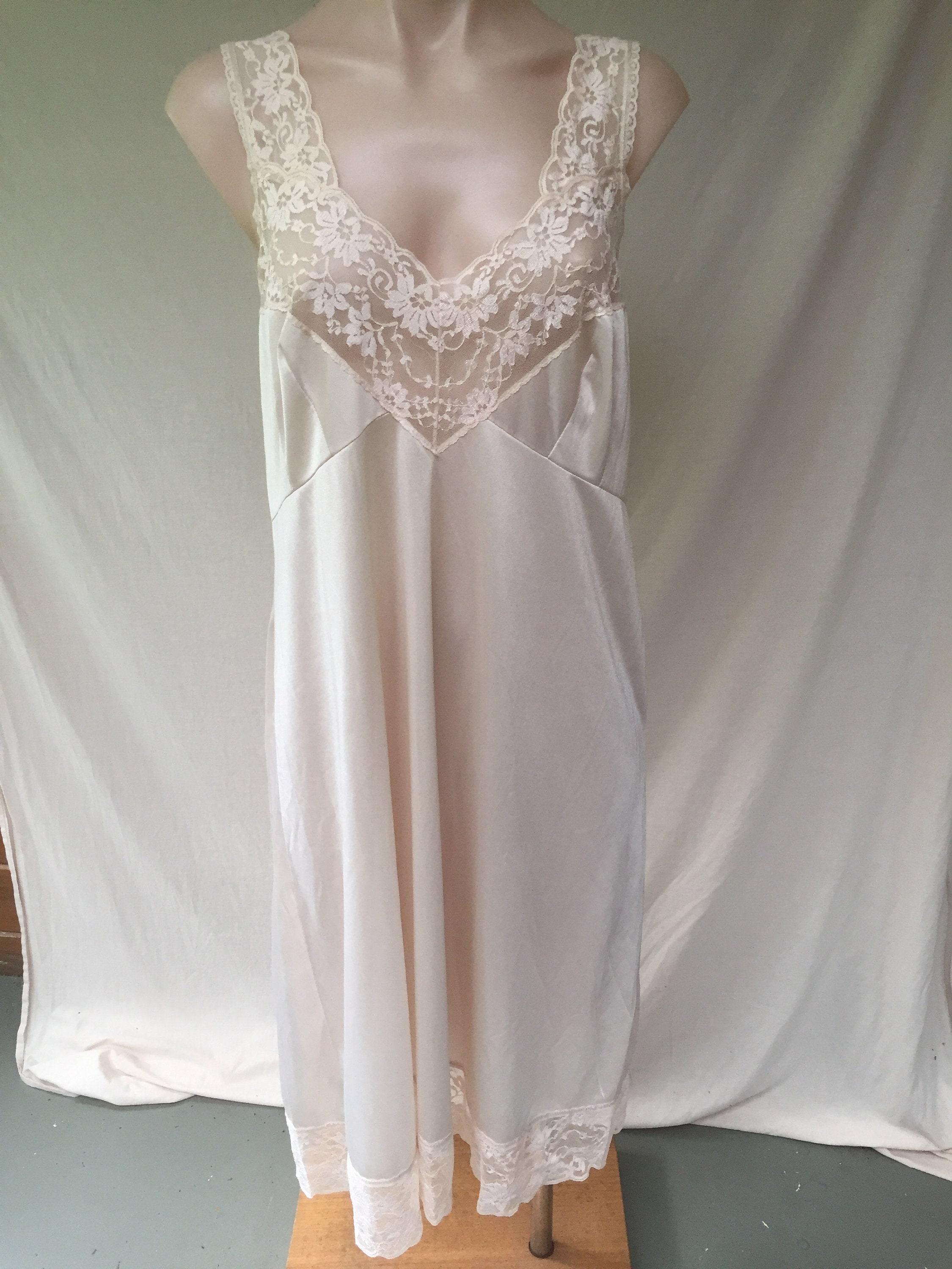 Vintage beige lace slip size 16 made in Australia Etsy