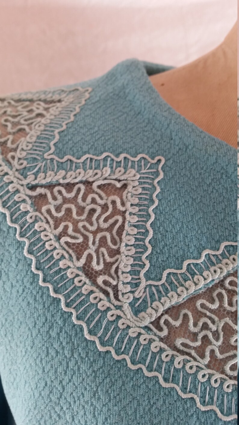 Susan Parsons Sydney retro crimp knit cerulean blue dress with lace feature size 18