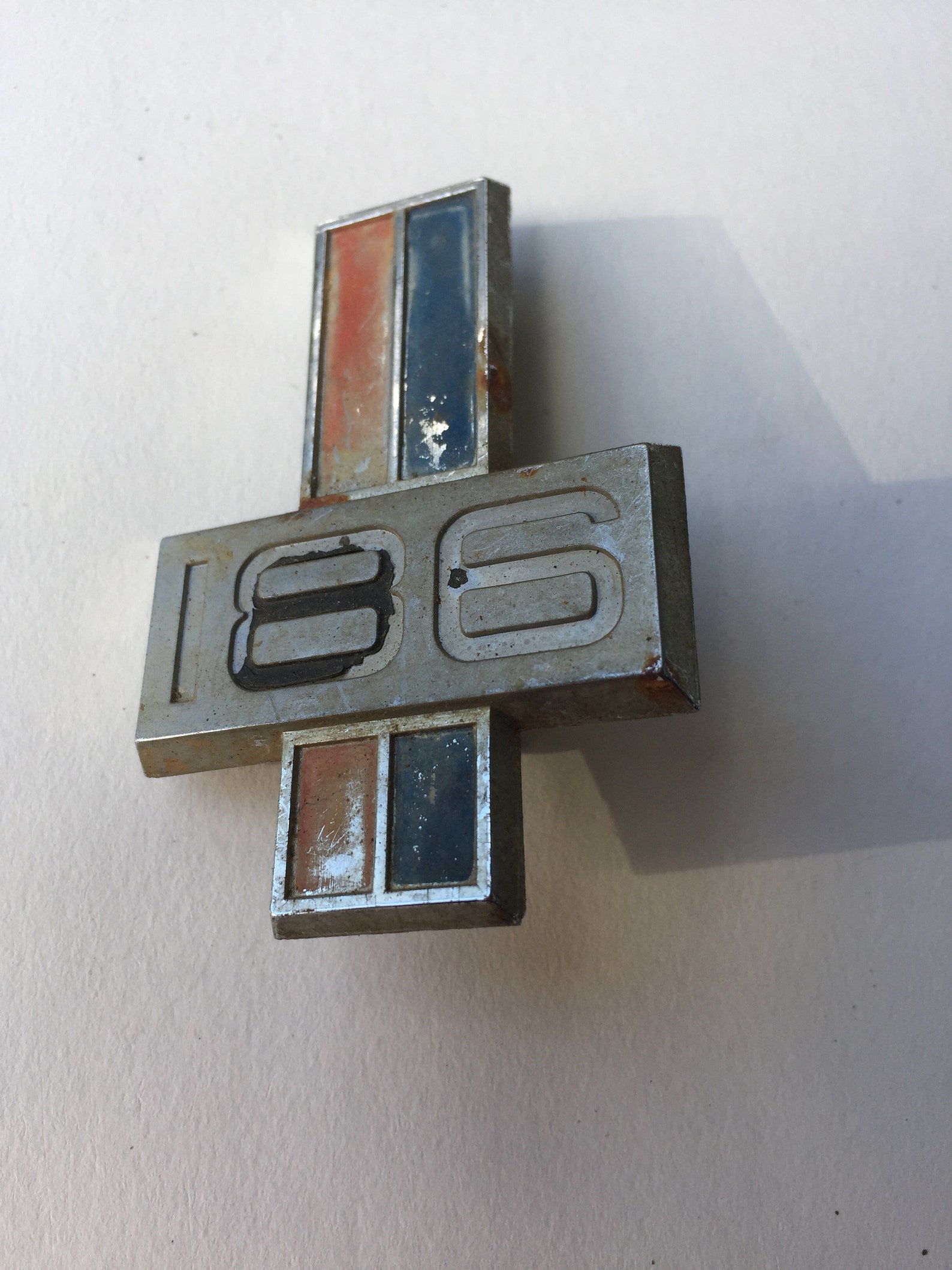 Vintage Car Badge, 186 Car Badge, Holden 186 Car Badge, Holden Car Badge, Car Badge, Car Emblem