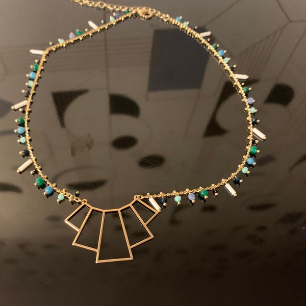 collier ras de cou, chaine verte multicolore dorée à l'or fin  avec perles de bohème vert et pendentif doré à l'or fin art déco