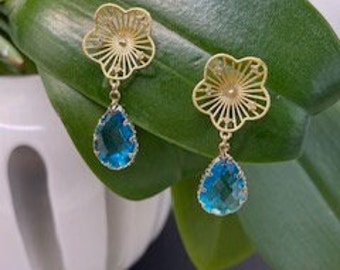 Boucles d'oreilles corolles dorées à l'or fin et goutte en cristal bleu turquoise