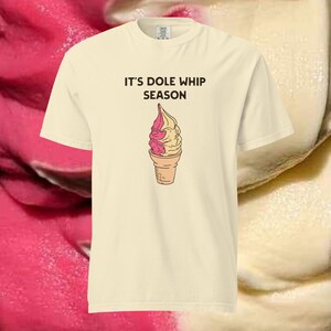 Es ist Dole Whip Season, Dole Whip T-Shirt, Sommer-T-Shirt, Disney-T-ShirtUnisex stückgefärbtes, schweres T-Shirt