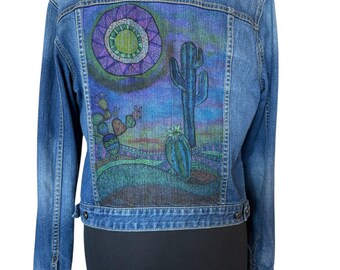 Denimjacka med dämpad ökenmotiv