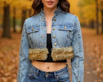 Handbestickte Minx Crop Jacke mit Kunstpelzbesatz und Vintage Knöpfen