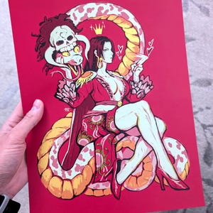 Pode incluir: Uma impressão de arte vermelha com uma mulher em um vestido vermelho, sentada em uma cobra enrolada. A obra de arte inclui uma caveira, uma coroa e corações, com um copo de coquetel. O estilo lembra anime ou mangá.