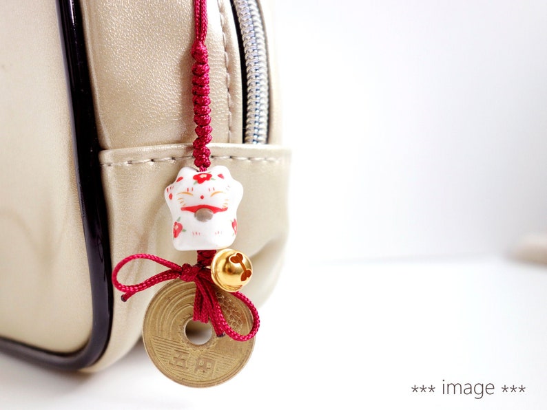 Lucky Cat and Purified & Prayed 5 yen lanyard. Goen Bag pouch charm strap Japanese ceramic cat bead lucky Japanese coin / 01 dark red imagem 1