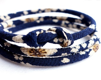 Bracelet japonais bleu foncé, bijoux kimono, collier - HANA MORI - fleurs de cerisier blanches sur bleu marine 4 mm