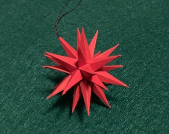 装飾、飾り、または芸術として使用される 2 インチの手作り紙の赤いモラヴィアの星。
