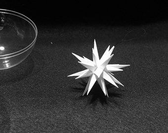 装飾、飾り、または芸術として使用される 2 インチの手作り紙のホワイト モラビアン スター (伝統的)。