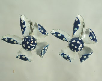 Brincos de pressão com bolinhas: Brincos de flor azul exclusivos dos anos 1950