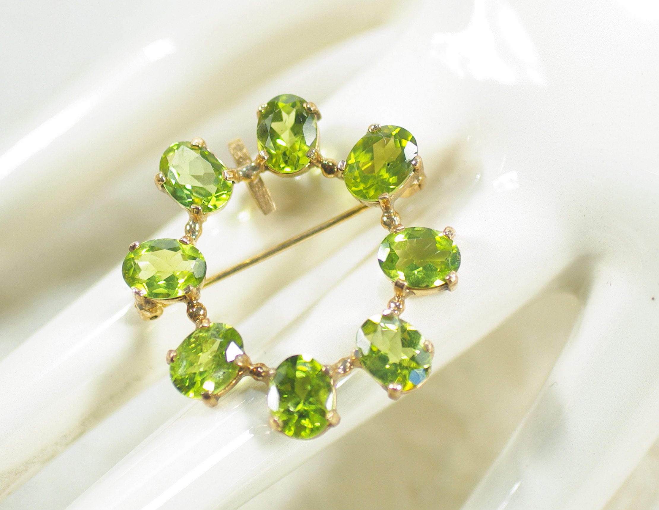 Peridot brooch deals