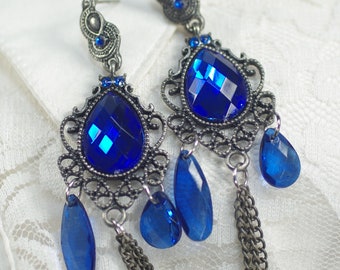 Orecchini lampadario vintage con strass zaffiro, orecchino con pietra sfaccettata con spolverino a spalla blu, orecchini da sposa blu contemporanei di tendenza
