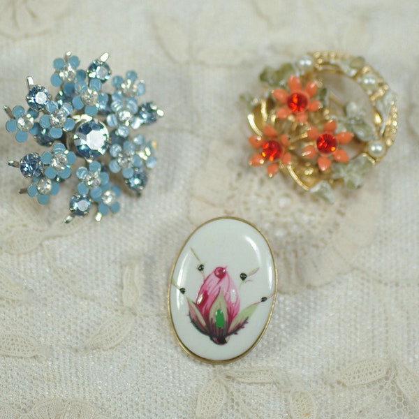 Lot d'épingles fleurs vintage, trèfle Coro, épingles strass fleur bleue, broche/pendentif peint en émail, lot de broche fleur fête des mères