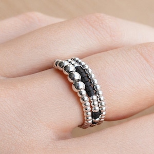 Elegante set di anelli impilabili neri e argento, composto da 3 anelli sottili, anelli minimalisti da donna.