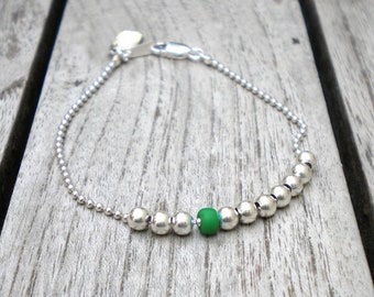 Pulsera de bolas de plata y perlas verdes para mujeres y niñas - Pulsera de mujer de plata de moda - Pulsera de cadena fina / "Me encanta"