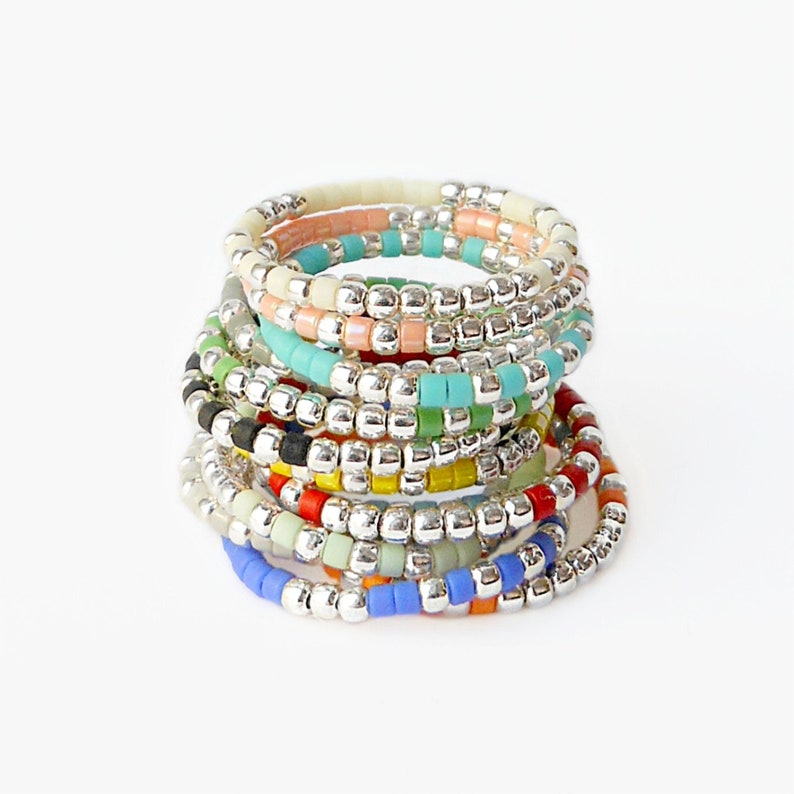 Bagues multicolores en argent et perles de verre colorées.