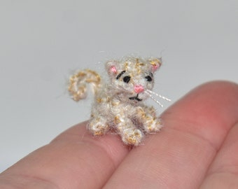 Micro Crochet Fluffy Cat Dollhouse Cat Amigurumi - Gatto in miniatura Piccolo peluche Giocattolo personalizzato Ritratto di gatto Figura Regali per amanti dei gatti