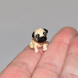Miniatur Mops Puppenhaus Miniatur Hund Mini Gehäkelt Micro Hund Miniatur Welpe Mops Amigurumi Puppenstube Haustier Puppe Spielzeug Hund Geschenk