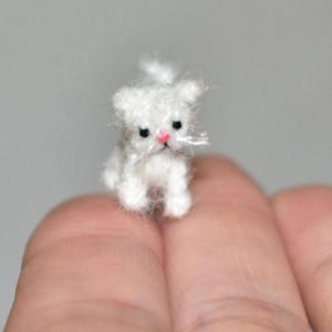 Bewegliche Micro häkeln Katze (1,5 cm) Miniatur Kitty - winziges gehäkeltes Katzenspielzeug - Puppenhaus Haustier handgefertigter Künstler Amigurumi Katzenliebhaber Geschenk