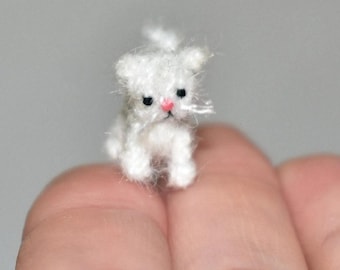 Gattino in miniatura all'uncinetto (0,6") mobile - Piccolo giocattolo a forma di gatto all'uncinetto - Animale domestico per casa delle bambole, fatto a mano da un artista, amigurumi, regalo per amanti dei gatti