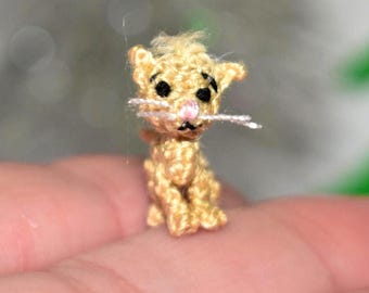 Gattino all'uncinetto piccolissimo, 10 mm, miniatura per casa delle bambole, statuetta in miniatura, mini gatto amigurumi, mini animale di peluche, regalo per proprietari di gatti
