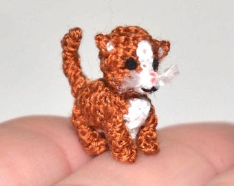 Mini gatto all'uncinetto 15 mm – Gattino amigurumi minuscolo, micro statuetta di gatto, regalo carino per gli amanti dei gatti, mini animale fatto a mano