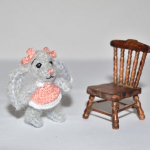 Miniatur Osterhase Hase Mädchen kleines gehäkelte PuppenhausMiniaturen Miniatur Sammlerstück Spielzeug