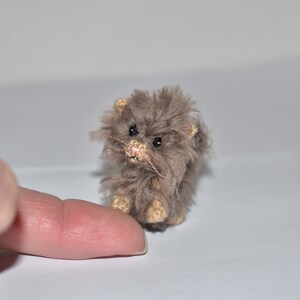 Miniature Brown Cat 1.6 "Mini uncinetto Stuffed Cat Dollhouse Cat Toy Micro Amigurumi Dolls Pet Small Stuffed Animal Toy Cat Gift
