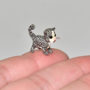 Puppenhaus häkeln Katze Miniatur Kätzchen häkeln Katzenspielzeug Katzenliebhaber Geschenk für Katzenbesitzer Kundenspezifische Katzenfigurine Kleine gefüllte Katze Kundenspezifisches Haustierporträt