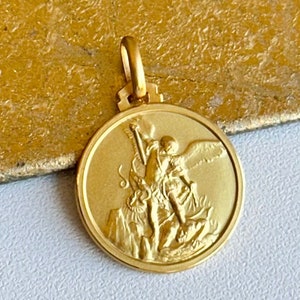 Pingente de medalha redonda de São Miguel sólido em ouro amarelo 14KT NOVO fosco 18 mm Santo padroeiro da polícia