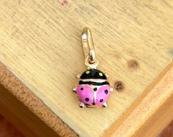 14KT Gelbgold kleiner rosa Marienkäfer Anhänger Charm NEU 7 mm Größe Good Luck